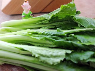 5、鲐鱼小白菜#烟台特色#,把小白菜摘干净、然后用清水浸泡5分钟左右洗净沥干水分备用……