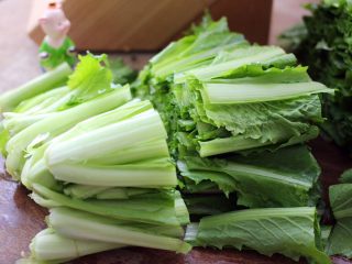 6、鲐鱼小白菜#烟台特色#,把小白菜切至一寸左右的长段备用……