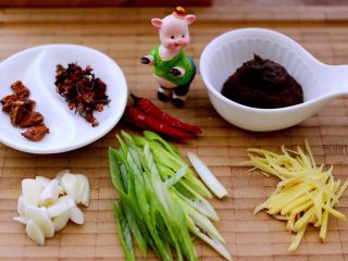 7、鲐鱼小白菜#烟台特色#,把所有的调料准备好后、准备开始做鱼鱼喽……