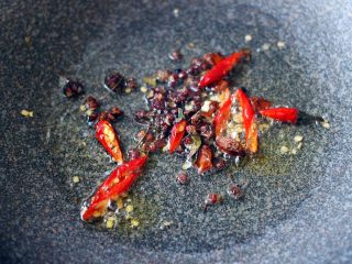 8、鲐鱼小白菜#烟台特色#,热锅凉油放入花椒和八角小火炒出香味后加入干红辣椒再爆出香味……