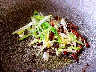 9、鲐鱼小白菜#烟台特色#,加入葱姜蒜爆出香味……