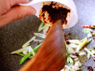 10、鲐鱼小白菜#烟台特色#,加入面酱小火炒出香味……