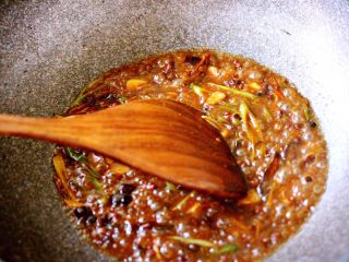 11、鲐鱼小白菜#烟台特色#,把面酱加入30克清水小火烧开