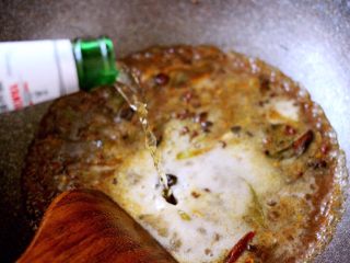 12、鲐鱼小白菜#烟台特色#,然后再倒入啤酒后大火烧开