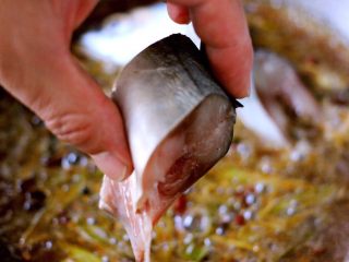 13、鲐鱼小白菜#烟台特色#,把切好的鲐鱼段、一个一个放入烧开的锅中