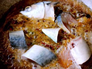 14、鲐鱼小白菜#烟台特色#,等全部的鲐鱼段放入锅中后、继续大火烧开