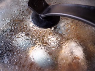 15、鲐鱼小白菜#烟台特色#,转小火慢慢炖至15分钟左右……