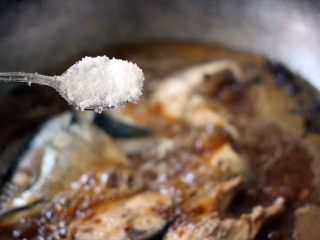 16、鲐鱼小白菜#烟台特色#,这个时候加入白糖、是为了起到一个提鲜祛腥味的效果……