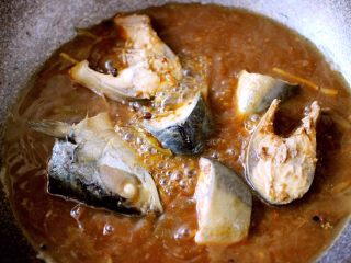 17、鲐鱼小白菜#烟台特色#,继续用小火炖煮5分钟左右……