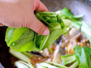18、鲐鱼小白菜#烟台特色#,这时候加入切段的小白菜