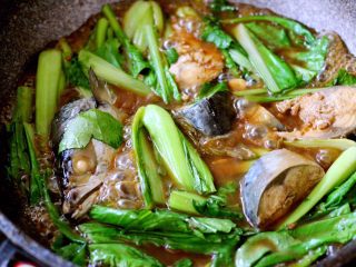 19、鲐鱼小白菜#烟台特色#,小火继续炖5分钟左右……