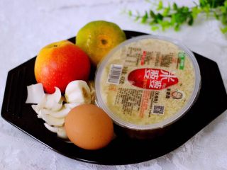 1、一碗汤+苹果百合酒酿蛋花羹,所有的食材备齐