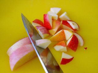 2、一碗汤+苹果百合酒酿蛋花羹,苹果提前用食用小苏打水浸泡5分钟左右洗净、用刀切成小块、苹果皮不要去掉哟、因为苹果皮对治疗便秘很有效果哟