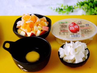 4、一碗汤+苹果百合酒酿蛋花羹,鸡蛋打散在碗里、新鲜百合摘选干净备用