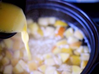 12、一碗汤+苹果百合酒酿蛋花羹,慢慢倒入打散的鸡蛋液