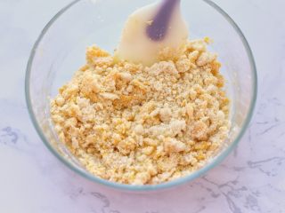 5、奶油红豆派,用刮刀拌匀