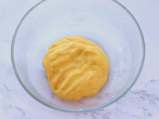 6、奶油红豆派,再用手揉成面团