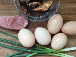 1、香菇肉末蒸蛋#挑战鸡蛋的100种做法#,各种食材准备好。