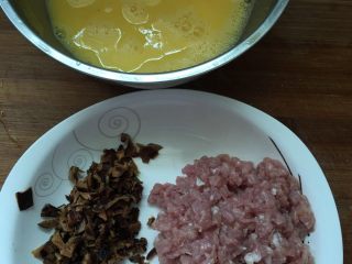 2、香菇肉末蒸蛋#挑战鸡蛋的100种做法#,将蛋打散备用，香菇泡水至微软，剪去菇脚，剁成碎粒。里脊肉切成小块，剁成肉末。