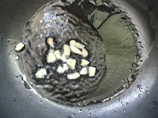 3、香菇肉末蒸蛋#挑战鸡蛋的100种做法#,锅内放少许的油，放入蒜瓣爆香