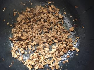 4、香菇肉末蒸蛋#挑战鸡蛋的100种做法#,将肉末放入锅中煸至变色，加入香菇末，加少许的酱油，煸至表面金黄即可，装盘备用。