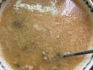 5、香菇肉末蒸蛋#挑战鸡蛋的100种做法#,另取一个小碗，放两小勺淀粉，加少许的水勾兑搅拌至完全溶解，倒入前面打好的蛋液里，搅拌均匀。将煸香的香菇肉末倒入蛋液，搅拌均匀。加适量的水，差不多是鸡蛋液的快两倍，最后加入盐、鸡精，试好咸度。