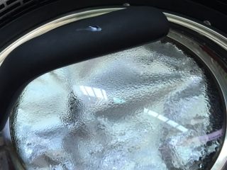 6、香菇肉末蒸蛋#挑战鸡蛋的100种做法#,锅内放水烧开，放入蒸架，放入调好的蛋液，大火蒸至十来分钟，拿汤勺插入盆中，感觉蛋液呈布丁状，就可以出锅了。