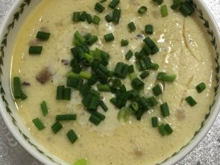 7、香菇肉末蒸蛋#挑战鸡蛋的100种做法#,出锅，放入葱花，上桌。