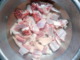 1、羊排汤,先将羊排洗净剁成小块,在清水中浸泡半小时,泡去血水并清洗干净。