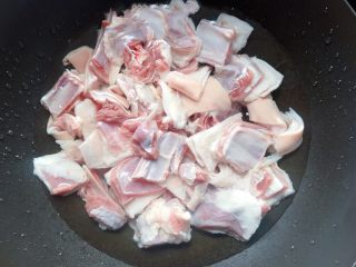 2、羊排汤,锅中倒入适量清水,将羊排冷水下锅焯去血水。