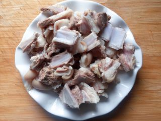 3、羊排汤,然后捞出冲洗干净。