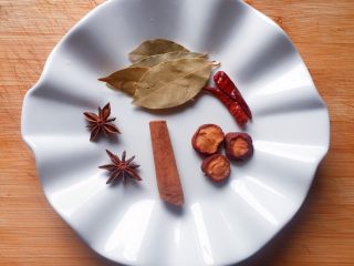 4、羊排汤,准备好香料并清洗干净。