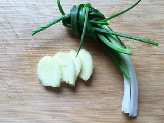 5、羊排汤,葱姜洗净,姜切片,葱打结。