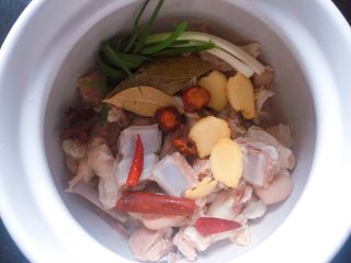 6、羊排汤,准备砂锅,将焯好的羊排放入锅中,放入姜片、葱结、辣椒、桂皮、八角、香叶、山楂片。