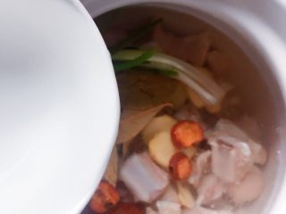 7、羊排汤,加入足量的水。(我加了4大碗)