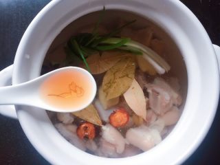 8、羊排汤,加入适量料酒