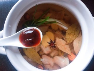 9、羊排汤,加入一汤勺耗油,然后盖上盖子,开火。