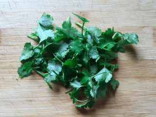 11、羊排汤,炖羊排的时候把香菜洗净切小段备用。