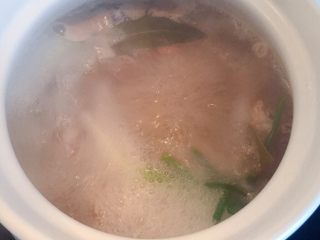 10、羊排汤,大火烧开后,转小火慢炖一个半小时。