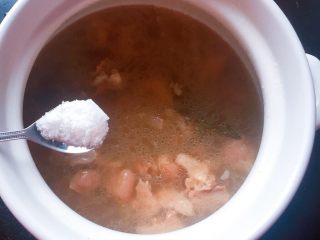 12、羊排汤,再加入适量盐调味。