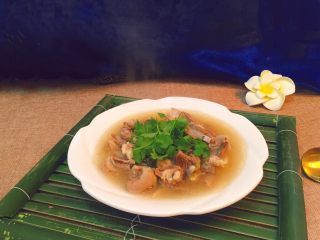 13、羊排汤,出锅装盘,撒上香菜即可食用。