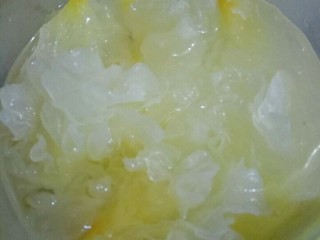 1、银耳菠萝枸杞糖水,银耳提前浸泡两三个小时