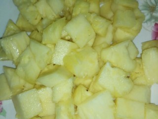 3、银耳菠萝枸杞糖水,菠萝切块，备用