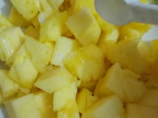 4、银耳菠萝枸杞糖水,备用的菠萝放入盐(加盐的菠萝吃起来不怎么会上火)