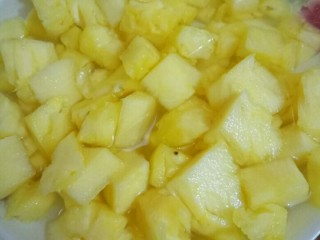 5、银耳菠萝枸杞糖水,加入水浸泡几分钟，备用