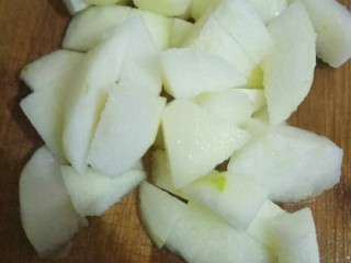 6、银耳菠萝枸杞糖水,雪梨削皮切小块备用