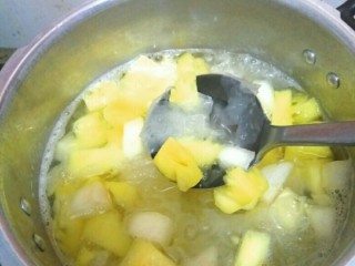 7、银耳菠萝枸杞糖水,银耳煮滚时加入菠萝和雪梨用小火煮十分钟