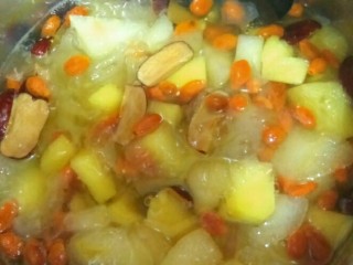 8、银耳菠萝枸杞糖水,最后加入洗好的枸杞和红枣和适量白糖再熬煮五分钟就可以享用囖(红枣要切小块噢)