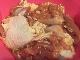 1、当归醉鸡卷,鸡腿去骨，用料酒和盐腌三十分钟。