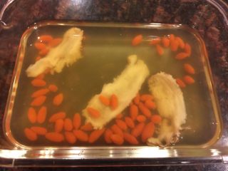 2、当归醉鸡卷,当归和枸杞煮十分钟，待冷。